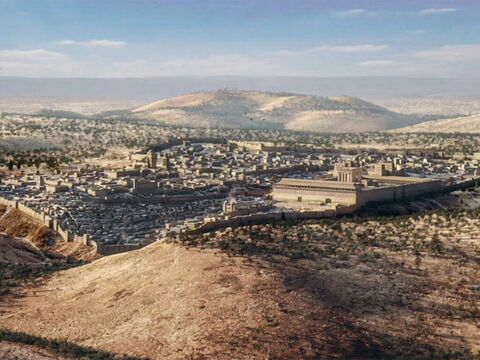 Jerusalem von Südosten mit dem Ölberg rechts. Innerhalb der Stadt ist im Vordergrund links der Ausläufer der Stadt Davids, das Tyropöon-Tal und dahinter die Oberstadt zu sehen. Der Tempel und die Burg Antonia liegen innerhalb der Stadtmauern auf der rechten Seite. – Folie 5