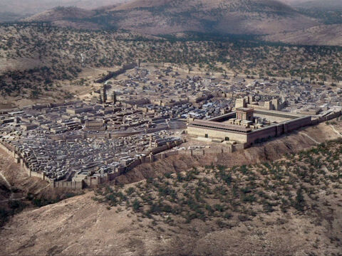 Luftaufnahme Jerusalems von Südosten mit dem Ölberg rechts. Innerhalb der Stadt ist im Vordergrund links der Ausläufer der Stadt Davids, das Tyropöon-Tal und dahinter die Oberstadt zu sehen. Der Tempel und die Burg Antonia liegen innerhalb der Stadtmauern auf der rechten Seite. – Folie 10