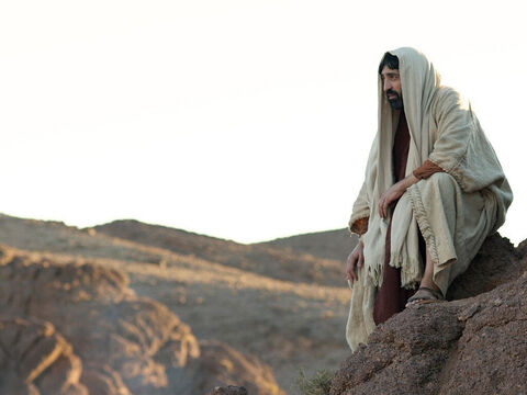 Er verbrachte die Nacht damit, mit Gott zu reden. Jesus musste sich für zwölf Männer entscheiden, die die ganze Zeit bei ihm sein würden. Es waren diese 12 Männer, die zu zweit ausgesandt wurden, um zu predigen und Zeugen seiner Auferstehung zu sein. – Folie 4