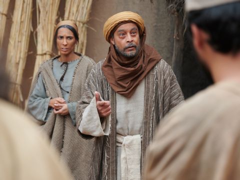 Als Jakob hörte, dass es in Ägypten Getreide gab, sagte er zu seinen Söhnen: „Warum schaut ihr einander an? Ich habe gehört, dass es in Ägypten Getreide gibt. Geht dorthin und kauft Getreide, damit wir leben und nicht sterben.“ – Folie 3