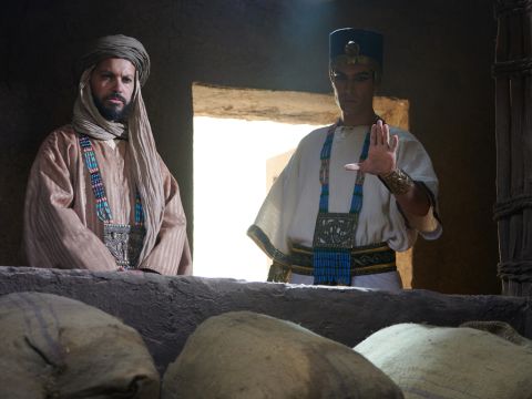 Dann gab Josef den geheimen Befehl, ihre Säcke mit Getreide zu füllen, das Geld jedes Mannes in seinen Sack zurückzulegen und ihnen Proviant für die Reise zu geben. Seine Befehle wurden ausgeführt. – Folie 14