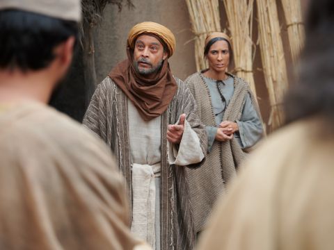 Sie kehrten zu ihrem Vater Jakob ins Land Kanaan zurück und erzählten ihm alles, was ihnen widerfahren war. Jakob sagte: „Ihr macht mich kinderlos. Josef ist weg. Simeon ist weg. Und jetzt wollt ihr Benjamin mitnehmen. Alles ist gegen mich.“ – Folie 20