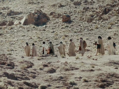 So nahmen sie die Geschenke und das Geld zusammen mit Benjamin mit und eilten nach Ägypten. – Folie 7