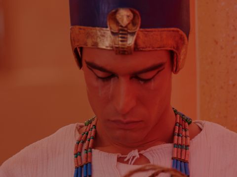 Josef eilte hinaus, denn er war von der Zuneigung zu seinem Bruder überwältigt und den Tränen nahe. Also ging er in sein Zimmer und weinte. – Folie 15