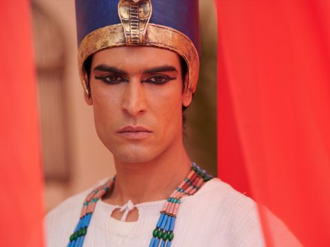 Dann wusch er sein Gesicht und kam heraus. „Stellt das Essen bereit“, sagte er. Sie bereiteten einen Tisch für ihn vor, einen separaten Tisch für seine Brüder und einen anderen für die Ägypter, die mit ihm aßen. – Folie 16