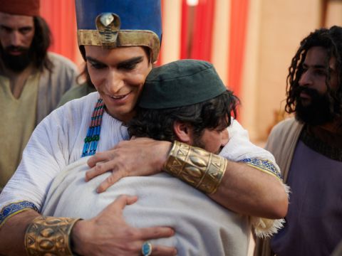 „So habt also nicht ihr mich hierher gesandt, sondern Gott. Er hat mich zum Herrscher über den gesamten Haushalt des Pharao und über ganz Ägypten gemacht.” – Folie 11