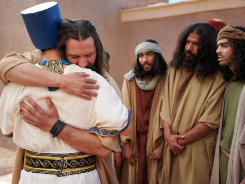 „Erzählt meinem Vater von all der Ehre, die ich in Ägypten erhalten habe, und von allem, was ihr gesehen habt. Und bringt meinen Vater schnell hierher!” – Folie 12