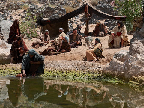 Obwohl Jesus Lazarus, Maria und Martha liebte, ging er nicht sofort zu ihnen. Stattdessen blieb er noch zwei Tage, wo er war. Dann verkündete er: „Lasst uns nach Judäa zurückkehren.“ – Folie 5