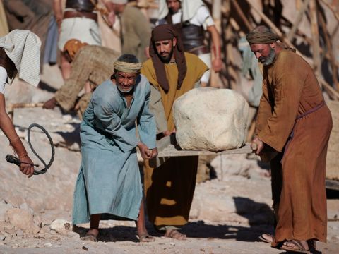 Daher setzten sie Vorarbeiter über die Israeliten, um sie mit harter Arbeit zu unterdrücken. Daraufhin bauten sie Pithom und Ramses als Vorratsstädte für den Pharao. Doch je mehr die Ägypter sie unterdrückten, desto mehr vermehrten und verbreiteten sie sich. – Folie 2