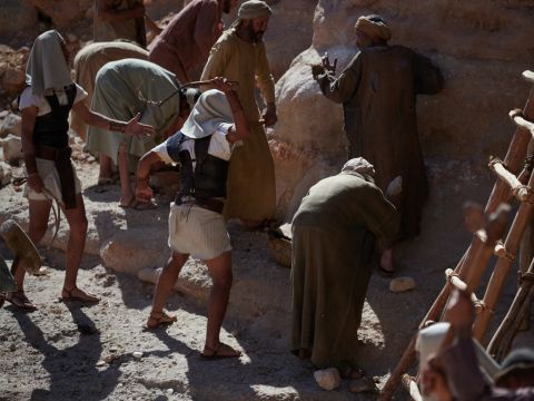 Daher verabscheuten die Ägypter die Israeliten und zwangen sie zu harter Arbeit. Sie machten ihnen das Leben schwer durch harte Arbeit mit Mörtel und Ziegeln und durch alle Arten von Arbeit auf den Feldern. Jede Art von Arbeit, die die Israeliten leisten mussten, war hart. – Folie 3