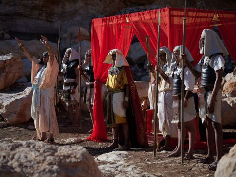 Da befahl der Pharao seinem ganzen Volk: „Alle Söhne, die den Israeliten geboren werden, müsst ihr in den Fluss werfen, aber ihre Töchter dürft ihr am Leben lassen.“ – Folie 4