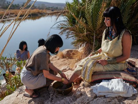 Dann kam die Tochter des Pharao herab, um sich am Nil zu waschen, während ihre Dienerinnen am Fluss entlanggingen. – Folie 11