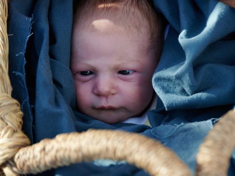 Als das Kind größer wurde, brachte sie es der Tochter des Pharaos, und es wurde ihr Sohn. Sie nannte ihn Mose und sagte: „Weil ich ihn aus dem Wasser gezogen habe.“ – Folie 18