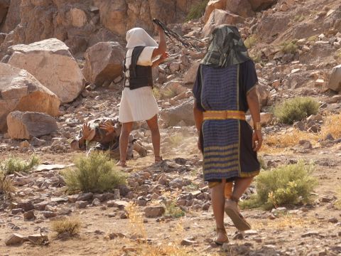 Er sah, wie ein Ägypter einen Hebräer schlug, jemanden aus seinem eigenen Volk. – Folie 3