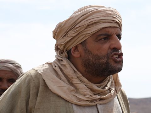 Der Mann sagte: „Wer hat dich zum Herrscher und Richter über uns gemacht? Willst du mich töten, wie du den Ägypter getötet hast?“ Da fürchtete sich Mose und dachte: „Was ich getan habe, muss bekannt geworden sein.“ – Folie 7