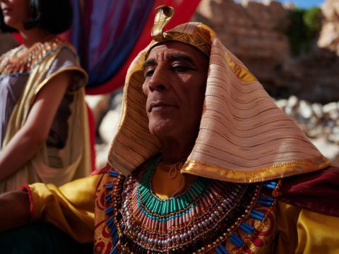 Als der Pharao davon hörte, versuchte er, Mose zu töten. – Folie 8