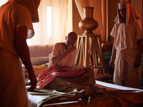 Am Morgen war der Pharao beunruhigt und rief alle Wahrsagepriester und alle Weisen Ägyptens zusammen. Der Pharao erzählte ihnen seine Träume. – Folie 3