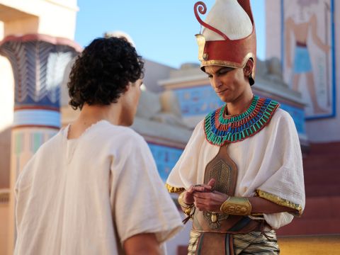 Danach riet Josef dem Pharao, einen weisen und verständigen Mann zu finden und ihm die Herrschaft über ganz Ägypten zu übertragen. Beamte sollten während der sieben Jahre des Überflusses ein Fünftel der Erträge Ägyptens einsammeln. Diese Lebensmittel sollten für die sieben Jahre der Hungersnot gelagert werden.<br/>Dieser Rat erschien dem Pharao und seinen Beamten sinnvoll. – Folie 10