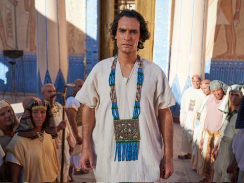 Der Pharao ließ ihn im Streitwagen seines Stellvertreters fahren, und sie riefen vor ihm: „Kniet nieder!“ Und er gab ihm Asenat zur Frau. – Folie 13