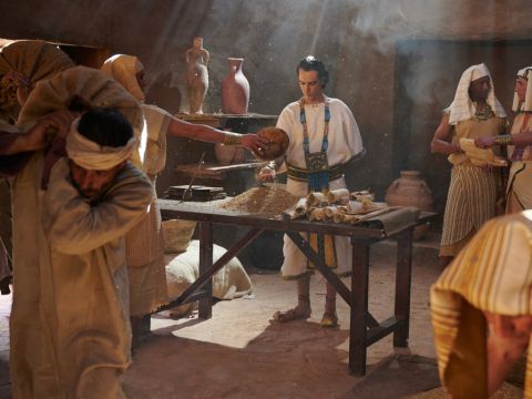 So übernahm Josef, inzwischen 30 Jahre alt, die Verwaltung ganz Ägyptens. Er sammelte alle überschüssigen Nahrungsmittel der sieben Jahre des Überflusses in Ägypten und lagerte sie in jeder Stadt. – Folie 14