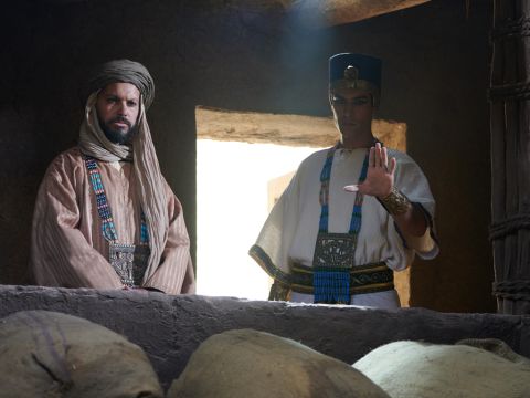 Josef häufte so viel Getreide an, wie Sand am Meer, bis er aufhörte, es zu messen, weil es unmöglich war, es zu messen. Dann begannen die sieben Jahre der Hungersnot, genau wie Josef es vorhergesagt hatte. In allen anderen Ländern herrschte Hungersnot, doch in ganz Ägypten gab es Nahrung. Menschen aus allen Ländern kamen zu Josef nach Ägypten, um Getreide zu kaufen, weil die Hungersnot so groß war. – Folie 15