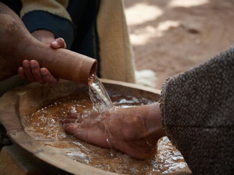 „Man hole ein wenig Wasser, damit ihr eure Füße waschen und unter diesem Baum ausruhen könnt.“ – Folie 4