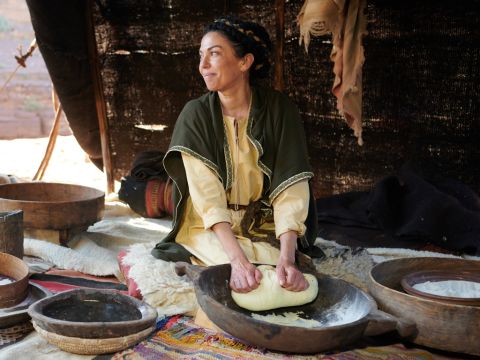 Also eilte Abraham ins Zelt zu Sara. „Schnell“, sagte er, „hole dir das beste Mehl, knete es und backe etwas Brot!“ – Folie 6