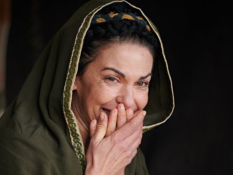 Nun lauschte Sara am Eingang des Zeltes, der hinter ihm lag. Abraham und Sara waren bereits sehr alt und Sara hatte das gebärfähige Alter überschritten.<br/>Also lachte Sara vor sich hin, als sie dachte: „Nun, da ich alt geworden bin und mein Herr auch alt ist, sollten wir da noch Vergnügen haben?“ – Folie 9