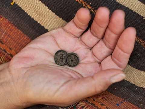 Sie hatte zwei sehr kleine Kupfermünzen, sogenannte Milben. Die „Milbe“ (griechisch Lepton) war die kleinste Bronzemünze der jüdischen Währung. (Ein Tageslohn war etwa 64 Milben). – Folie 9