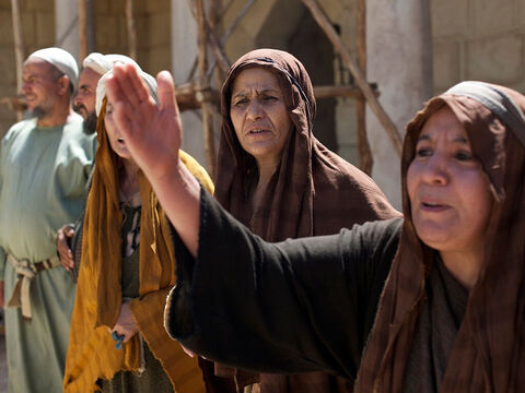 Alle waren erstaunt und begannen, Gott zu preisen. Sie sagten: „Ein großer Prophet ist zu uns gekommen! Gott kümmert sich um sein Volk.“ Die Nachricht von diesem großen Wunder verbreitete sich in der gesamten Gegend und im Süden bis nach Judäa und Jerusalem. – Folie 13