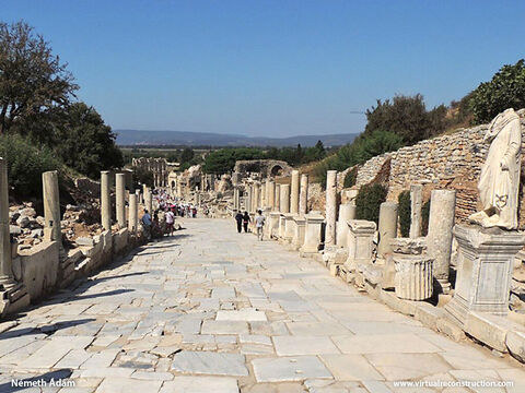 Dies ist die gleiche Straße, wie sie heute aussieht. Als Paulus in Ephesus ankam, traf er zwölf Jünger Johannes des Täufers und als er sie auf den Namen Jesu taufte, empfingen sie den Heiligen Geist (Apostelgeschichte 19,1-6). – Folie 3