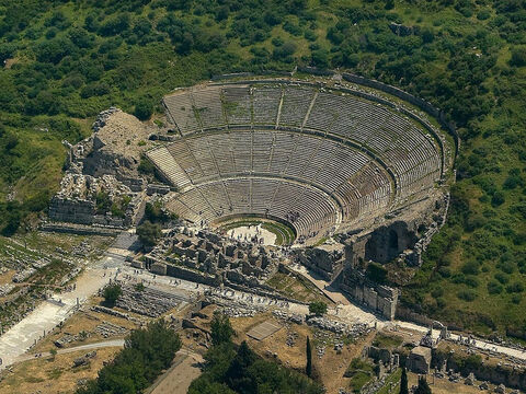 „Als der Aufruhr vorüber war, ließ Paulus die Jünger zu sich kommen, ermutigte sie, verabschiedete sich und machte sich auf den Weg nach Mazedonien“ (Apostelgeschichte 20,1). So sieht das Amphitheater heute aus. – Folie 16