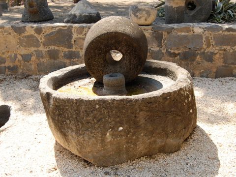 Hier ist ein runder Press- und Mahlstein aus schwarzem Basalt aus der Zeit der Bibel, der in Kapernaum gefunden wurde. – Folie 12