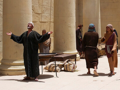 In Jerusalem lebte ein alter Mann namens Simeon, dem Gott gesagt hatte, dass er nicht sterben würde, bis er den Erlöser gesehen hätte, den Gott versprochen hatte zu senden. Der Heilige Geist forderte Simeon auf, in den Tempel zu gehen. – Folie 4