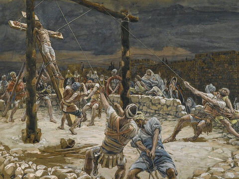 Jesus wurde mit zwei Verbrechern gekreuzigt, einer zu seiner Linken, der andere zu seiner Rechten.<br/>(Matthäus 27,38).<br/>Die Aufrichtung des Kreuzes – James Tissot – Brooklyn Museum. – Folie 15