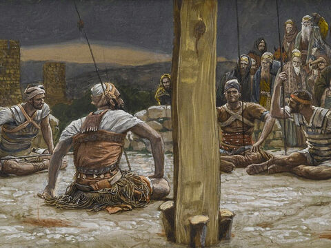 Dann saßen die Soldaten herum und hielten Wache, während Jesus dort hing.<br/>(Matthäus 27,24).<br/>Die vier Wachen setzten sich und beobachteten ihn – James Tissot – Brooklyn Museum. – Folie 18