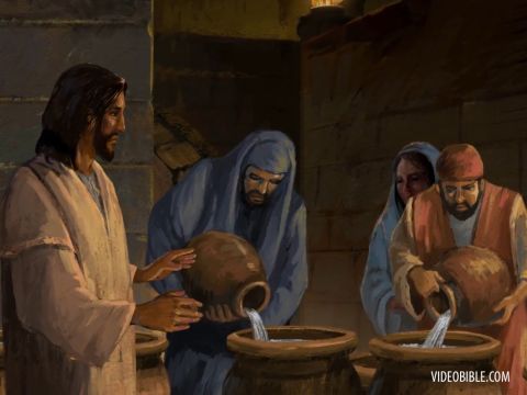 In der Nähe standen sechs steinerne Wasserkrüge, wie sie die Juden für die rituelle Waschung verwendeten. Jeder fasste zwischen 7 und 10 Litern.<br/>Jesus sagte zu den Dienern: „Füllt die Krüge mit Wasser!“ Und sie füllten sie bis zum Rand. – Folie 4