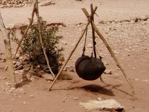 Wein konnte in Weinschläuchen aus Tierhäuten bis zu einem Jahr gelagert werden. Wenn Luft daran kam, wurde er zu Essig. Die Gibeoniter brachten Josua alte Weinschläuche (Josua 9,4). – Folie 21