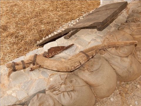 Das Querstück diente an einem Ende als Griff und trug am anderen Ende die eiserne Pflugschar. Es waren diese Pflugscharen, die in Kriegszeiten manchmal zu Schwertern umgeschmiedet wurden (Joel 4,10). – Folie 4