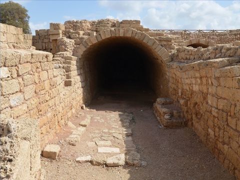 Dies ist ein unterirdischer Getreidespeicher aus der Zeit der Bibel in Caesarea Maritime. – Folie 29