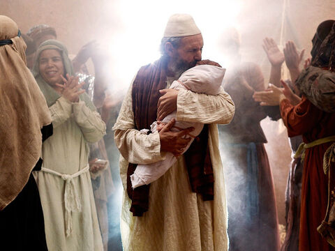 „Und du, mein kleiner Sohn, sollst der Prophet des herrlichen Gottes genannt werden, denn du wirst den Weg für den Messias bereiten. Du wirst seinem Volk sagen, wie es durch die Vergebung seiner Sünden Erlösung finden kann. All dies geschieht durch die herzliche Barmherzigkeit unseres Gottes. Die Morgendämmerung des Himmels bricht an, um denjenigen Licht zu geben, die in der Dunkelheit und im Schatten des Todes sitzen, und um uns auf den Weg des Friedens zu führen.“ – Folie 23